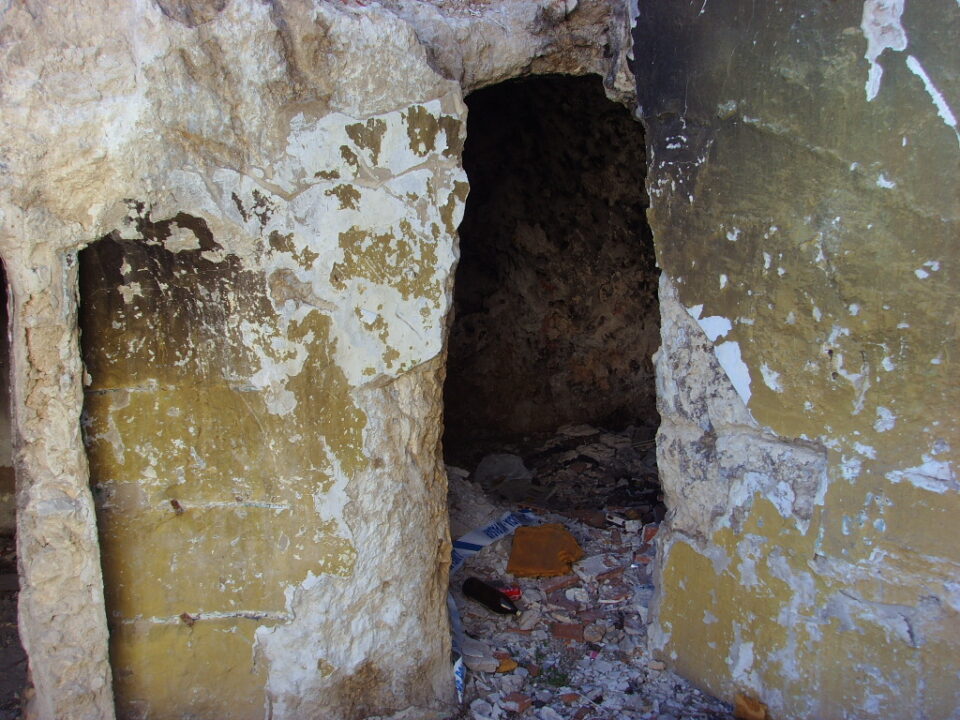 Nuevo incendio en una cueva en las inmediaciones del Castillo de La Atalaya. Las labores de control y extinción del fuego fueron muy dificultosas para los bomberos
