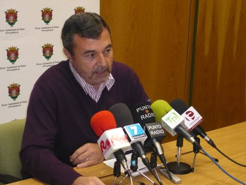 El alcalde de Petrer marca como objetivo para 2009 la creación de empleo y la atención a los más desfavorecidos