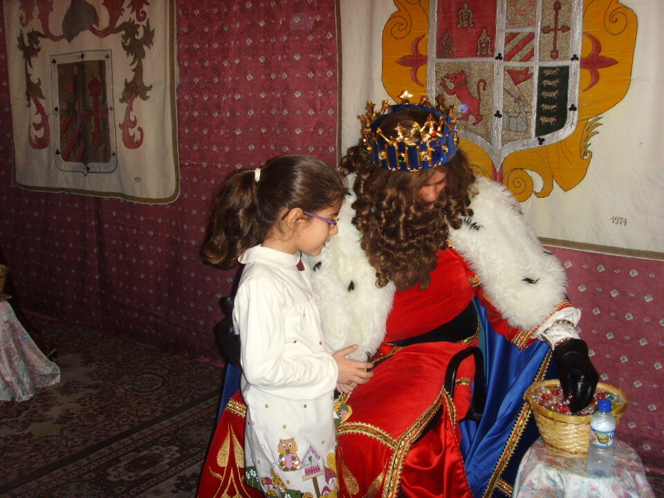 Los Magos de Oriente saludan en los Salesianos a cientos de niños