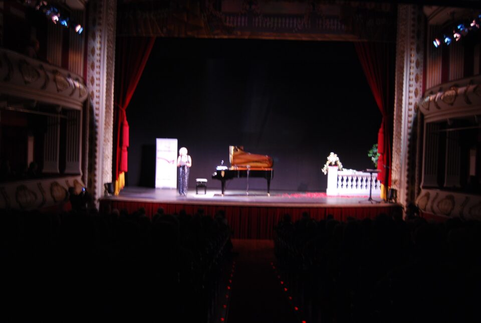 EL CONCIERTO DE PIANO INTERPRETADO POR MARISA BLANES INAUGURA EN VILLENA "EL AÑO CHAPÍ"