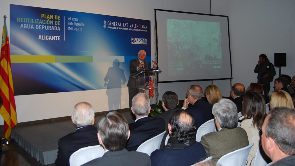 LA ALCALDESA DE VILLENA ASISTE A LA PRESENTACIÓN DEL PLAN DE REUTILIZACIÓN DE AGUA DEPURADA DE ALICANTE