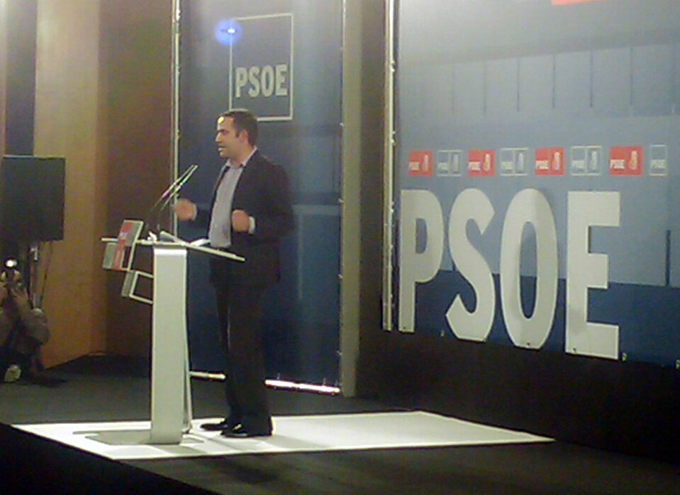MILITANTES DE LA AGRUPACIÓN SOCIALISTA DE VILLENA ASISTEN AL MITIN DEL PSPV - PSOE EN ALICANTE