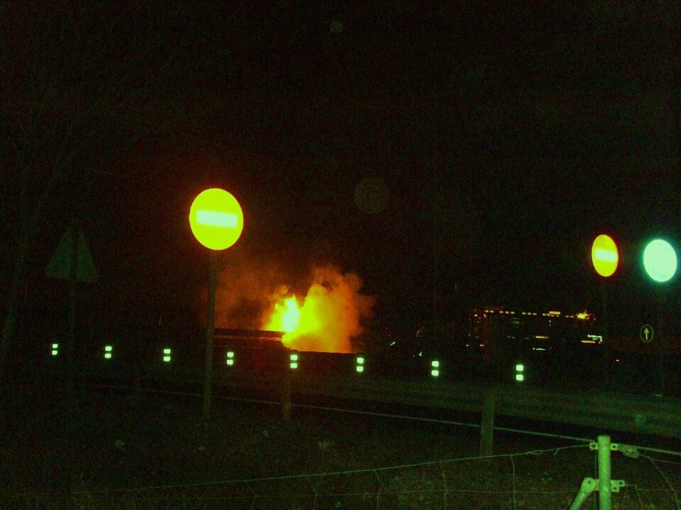 Una furgoneta explota en un espectacular accidente en la autovía y se cobra la vida de dos personas a la altura del cementerio