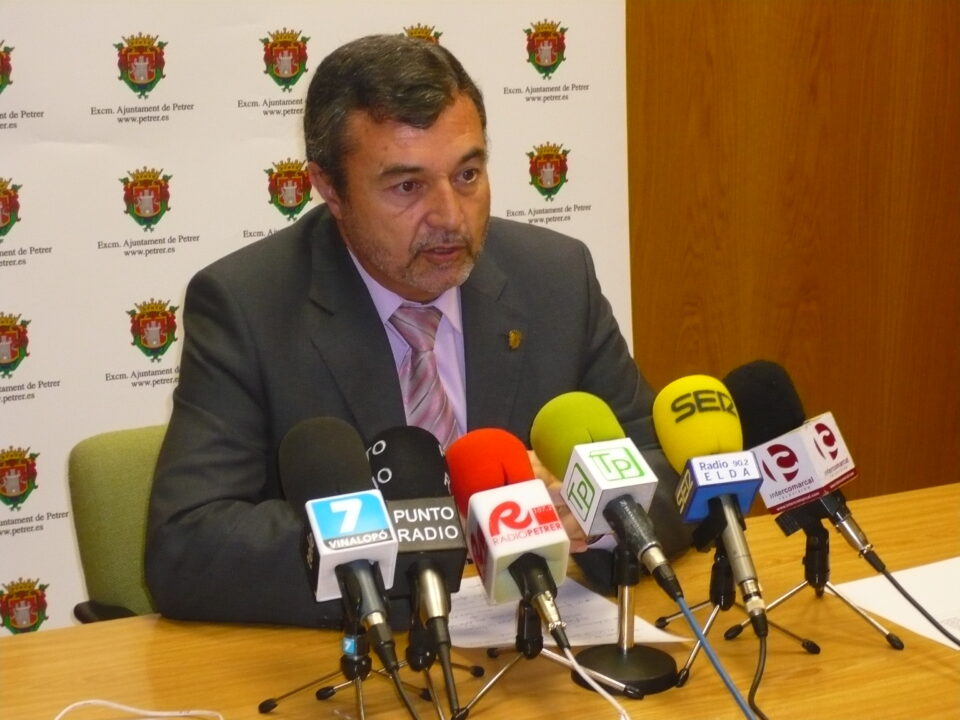 El alcalde anima a los empresarios de la construcción de Petrer a que se informen para optar a los proyectos de los Fondos de Inversión Municipales