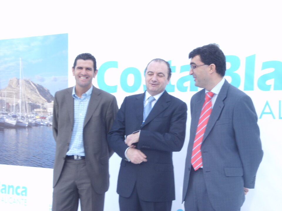 MADRID. Camps destaca que los grandes eventos son un éxito constatable en la C.Valenciana en los últimos años. El presidente visitó uno por uno los stand de la Comunidad Valenciana