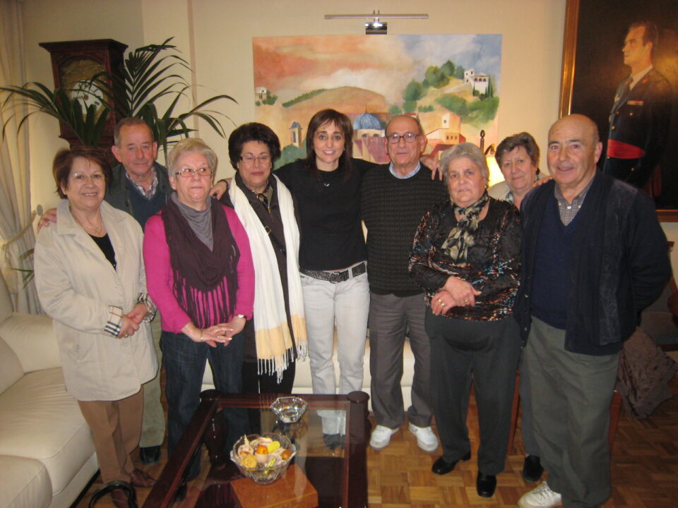 Mayte Parra entrega un obsequio al Grupo de Teatro Frenesí por su brillante actuación