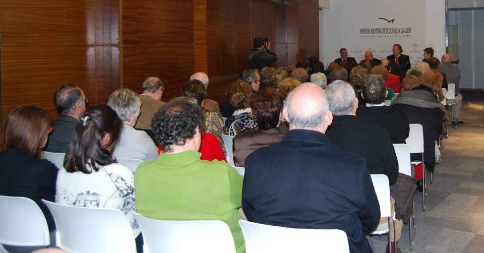 LA ALCALDESA ACUDE A LAS CONFERENCIAS SOBRE CHAPÍ DE DOS INVESTIGADORES VILLENENSES EN EL INSTITUTO DE CULTURA JUAN GIL ALBERT DE ALICANTE