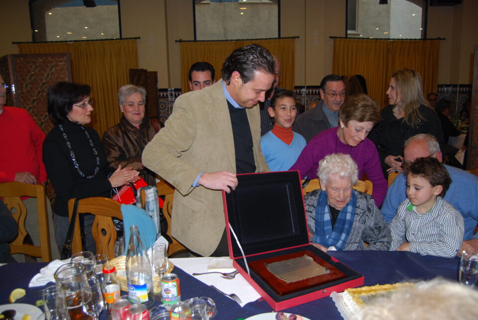 HOMENAJE A LA VILLENERA JOSEFA HERNÁNDEZ NAVARRO EN SU CUMPLEAÑOS NÚMERO 100