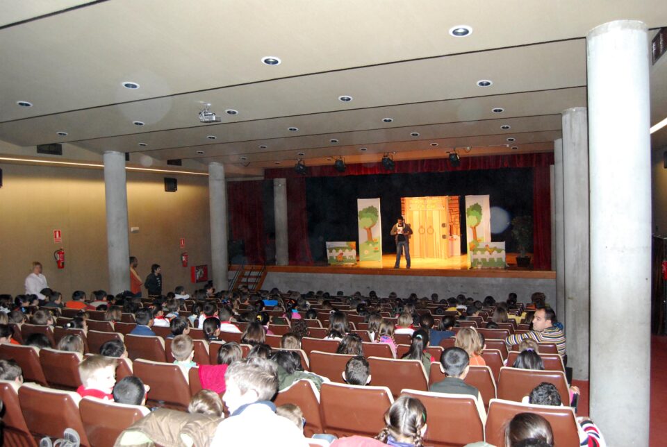 2000 ESCOLARES DE TODOS LOS CENTROS EDUCATIVOS ACUDEN AL TEATRO EN INGLÉS ORGANIZADO POR EL AYUNTAMIENTO DE VILLENA