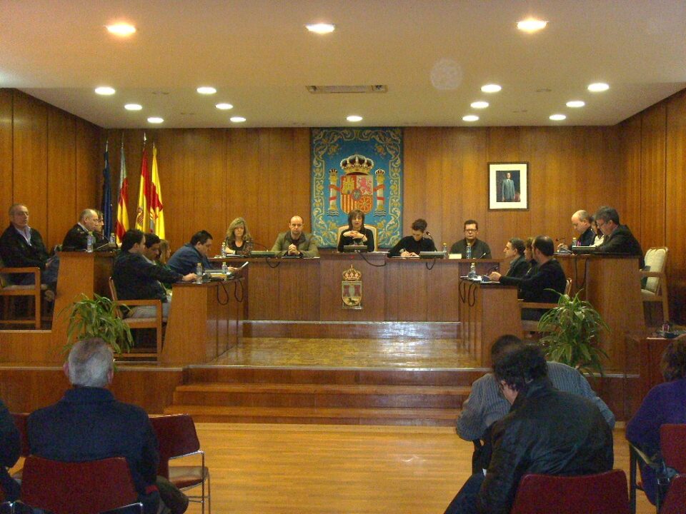 El pleno crea la comisión de investigación en ausencia de la concejal expulsada entre otros