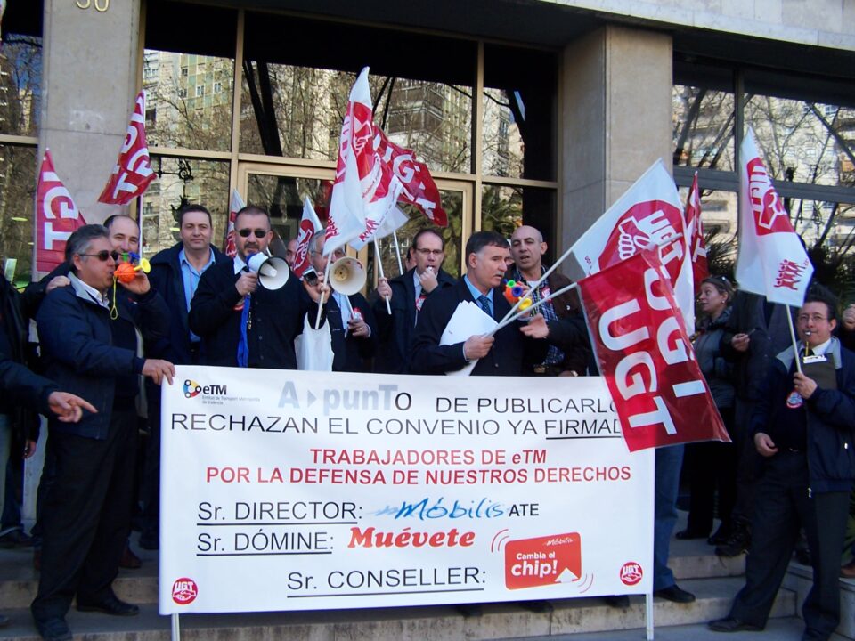 Los trabajadores de la ETM se concentran frente a la conselleria de transportes en el primer día de huelga