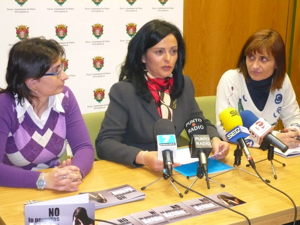 La Diputación presenta en Petrer una campaña para la prevención del acoso escolar