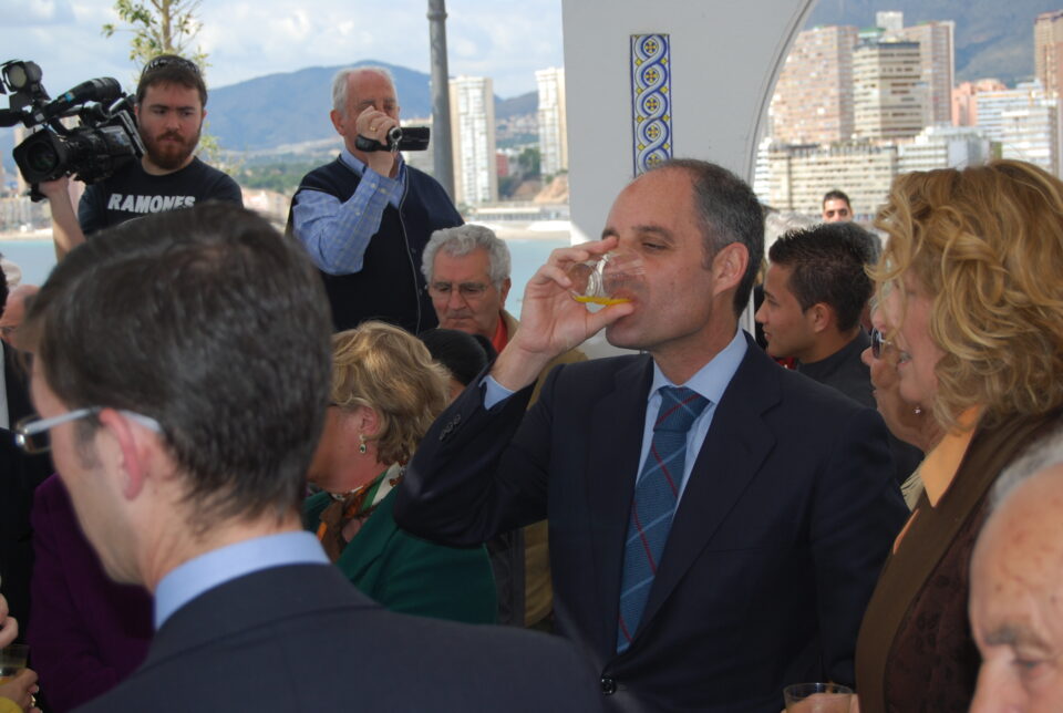 LA ALCALDESA RESPALDA EN BENIDORM AL PRESIDENTE CAMPS EN LA PRESENTACIÓN DEL PROGRAMA DE APOYO AL TURISMO DE LA COMUNIDAD VALENCIANA