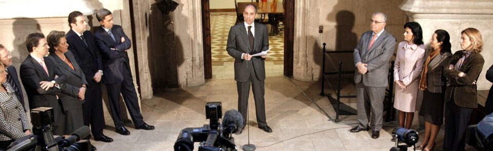 Declaración institucional del Presidente de la Generalitat. Camps desmiente la imputación y anuncia todas las acciones legales "en defensa de su honor y del PP"