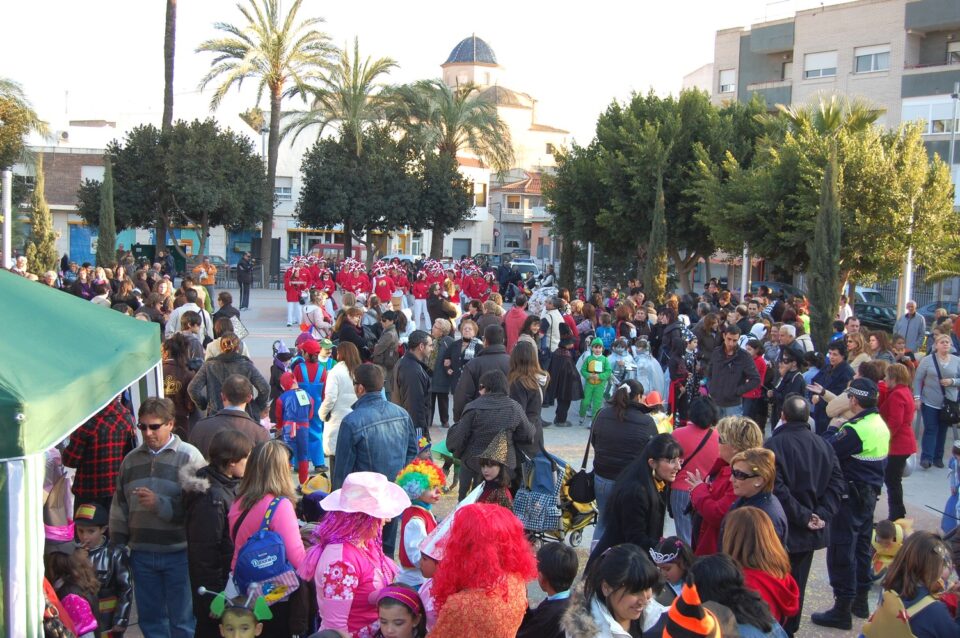 Los disfraces llenan las calles de Monforte