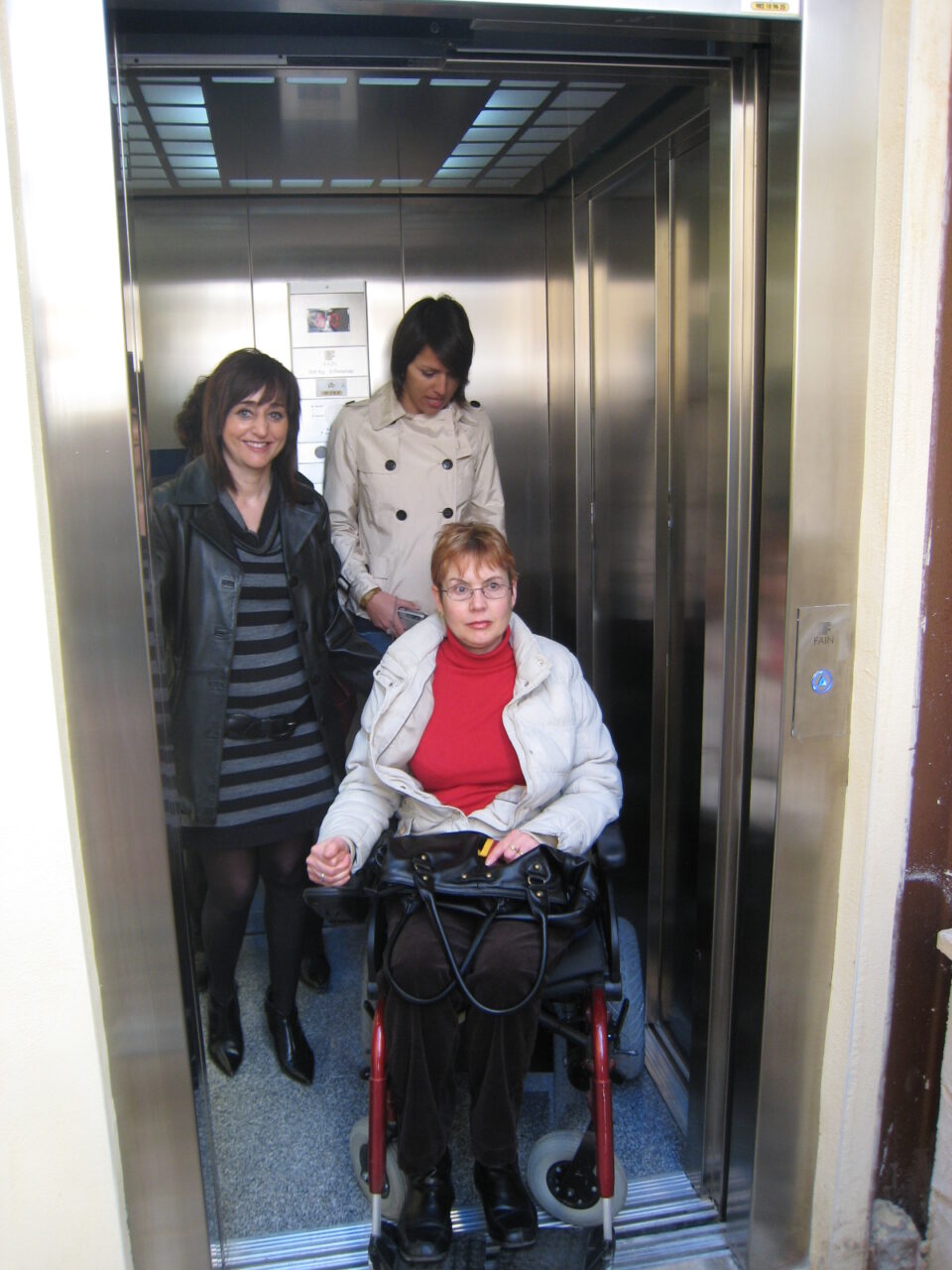 Mayte Parra inaugura el ascensor del consistorio ibense