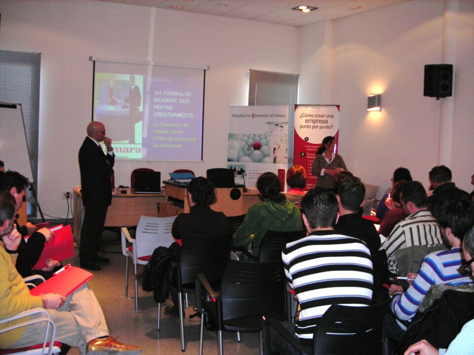 Mas de 50 personas asisten a la Jornada 101 Formas de Mejorar sus Ventas Creativamente celebrada en el Vivero de Empresas de la Cámara de Comercio