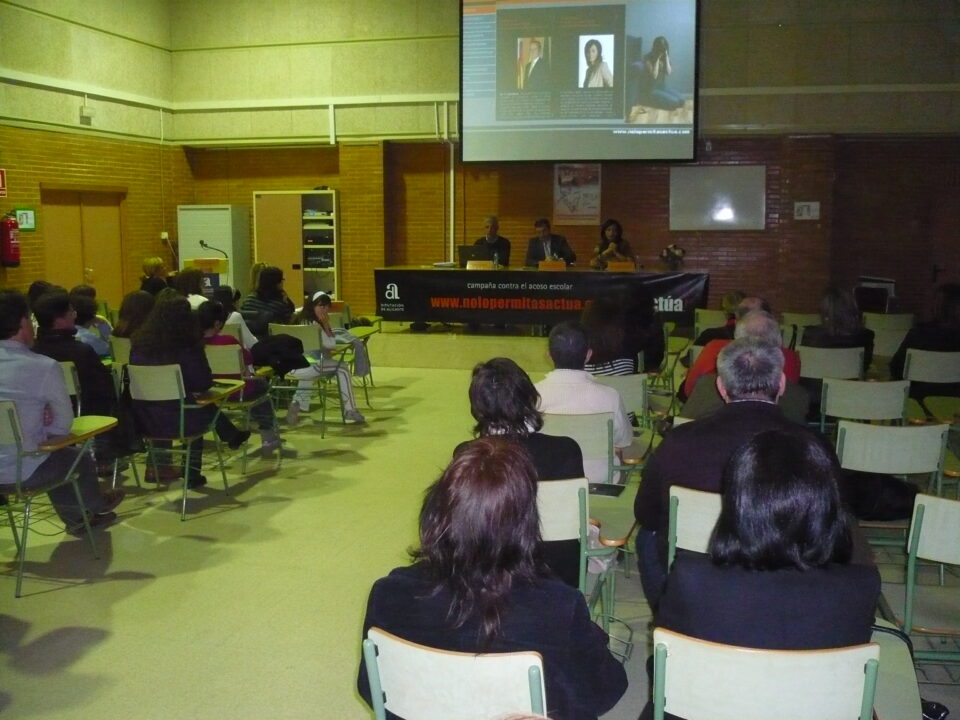 La Diputación presenta en Petrer una campaña para la prevención del acoso escolar