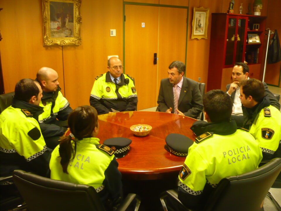 El alcalde de Petrer recibe a cinco jóvenes agentes de la Policía Local en prácticas