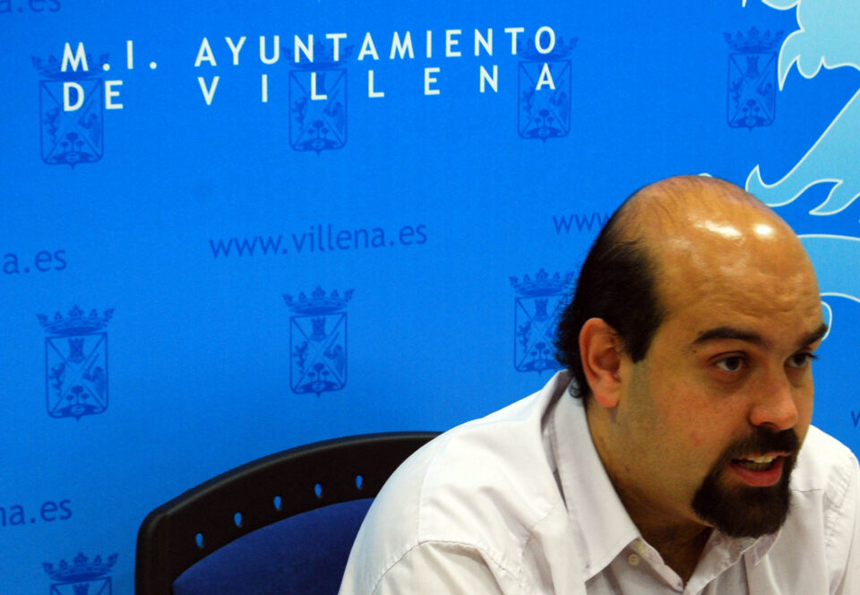 EL AYUNTAMIENTO PRESENTA EL PROYECTO DE CUBRICIÓN DE LA PISTA DE HOCKEY Y LA REMODELACIÓN DEL ASEO DE MINUSVÁLIDOS DEL POLIDEPORTIVO