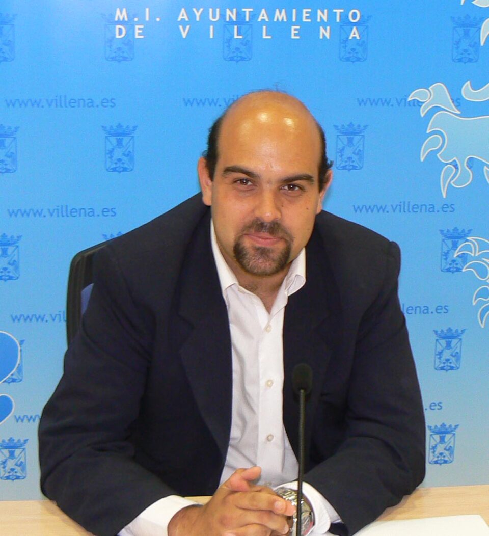 Se agotan los cartuchos. Lledó lanza un gesto de unión a sus ediles. Mª Paz Poveda rechaza entrar a la Junta de Gobierno mientras Peralta lo piensa