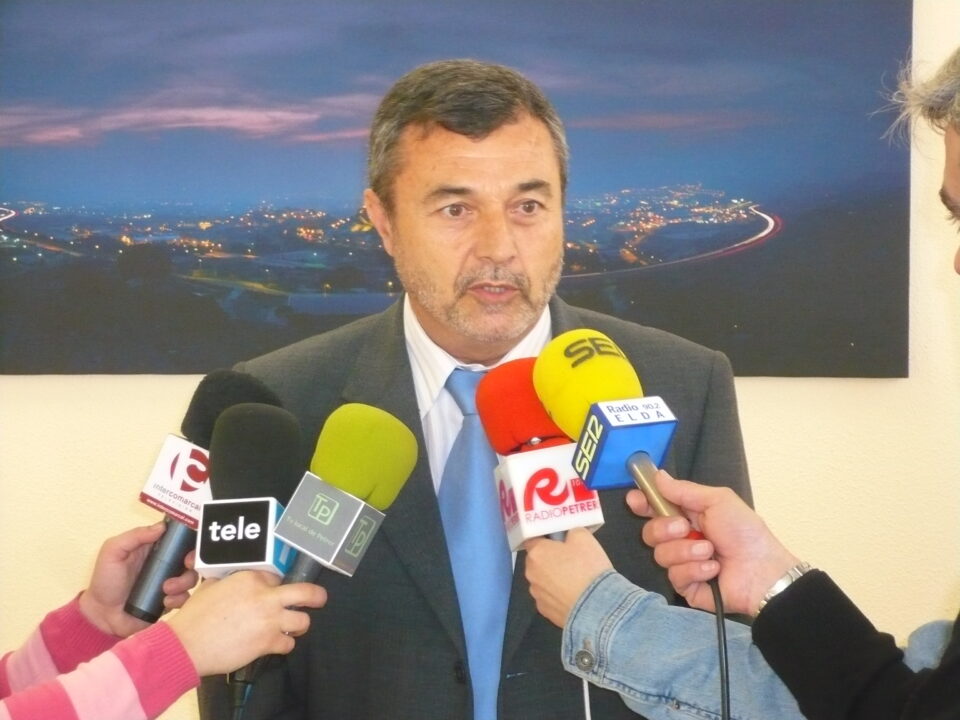 El equipo de Gobierno presenta cuatro proyectos de los Fondos de Inversión Municipal a los vecinos de La Frontera