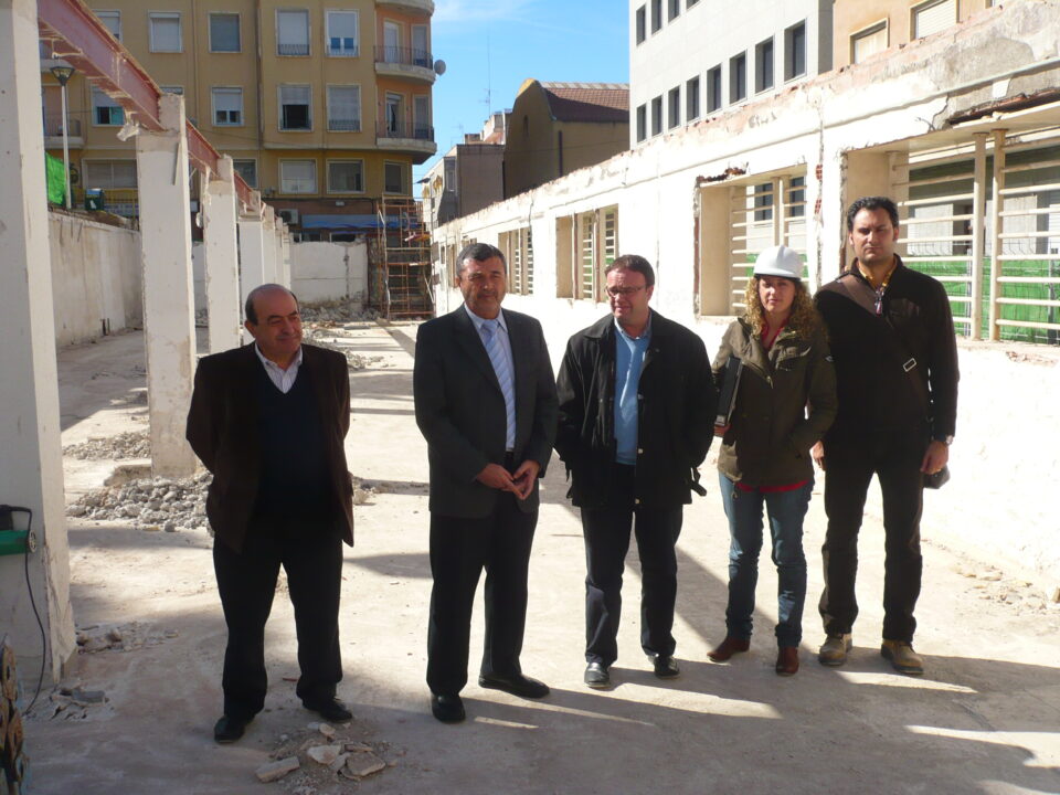 El alcalde visita las obras de la plaza del Derrocat que finalizan en 10 meses