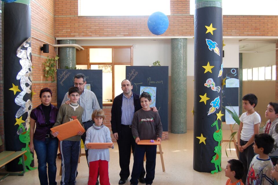 El C.P. Jorge Juan entrega los premios a los ganadores del concurso de astronomía