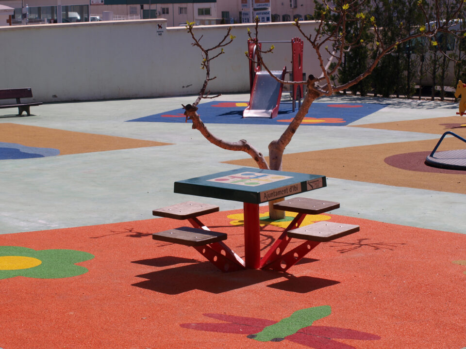 Nuevo pavimento en la zona de juegos de la Plaza Catalinetes