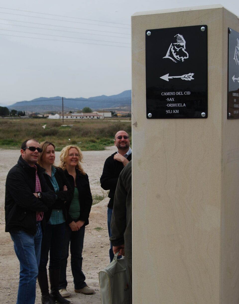 VILLENA YA CUENTA CON DOS MONOLITOS INDICATIVOS DEL CAMINO DEL CID Y EL CAMINO DE SANTIAGO