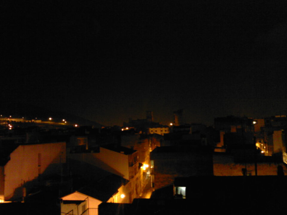 Apagón de luz en el Castillo de la Atalaya contra el cambio climático