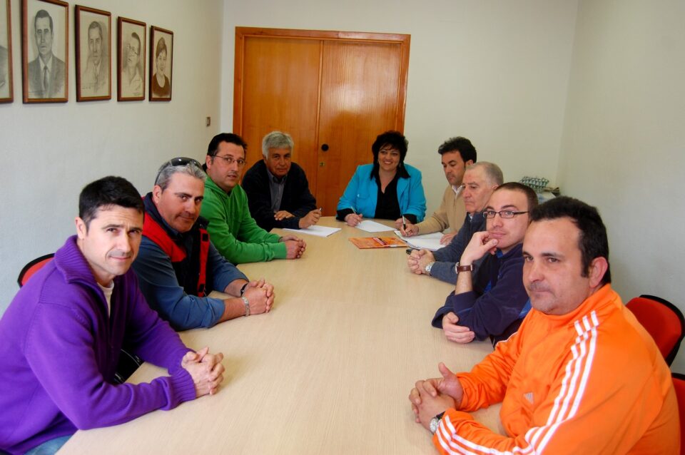 La alcaldesa se reúne con el comité de García Moya para buscar soluciones urgentes