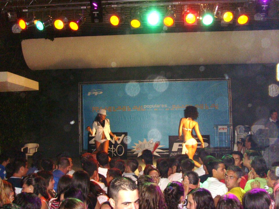 Jóvenes adolescentes hacen que se dispare el alquiler de casas viejas al no contar con espacios de ocio