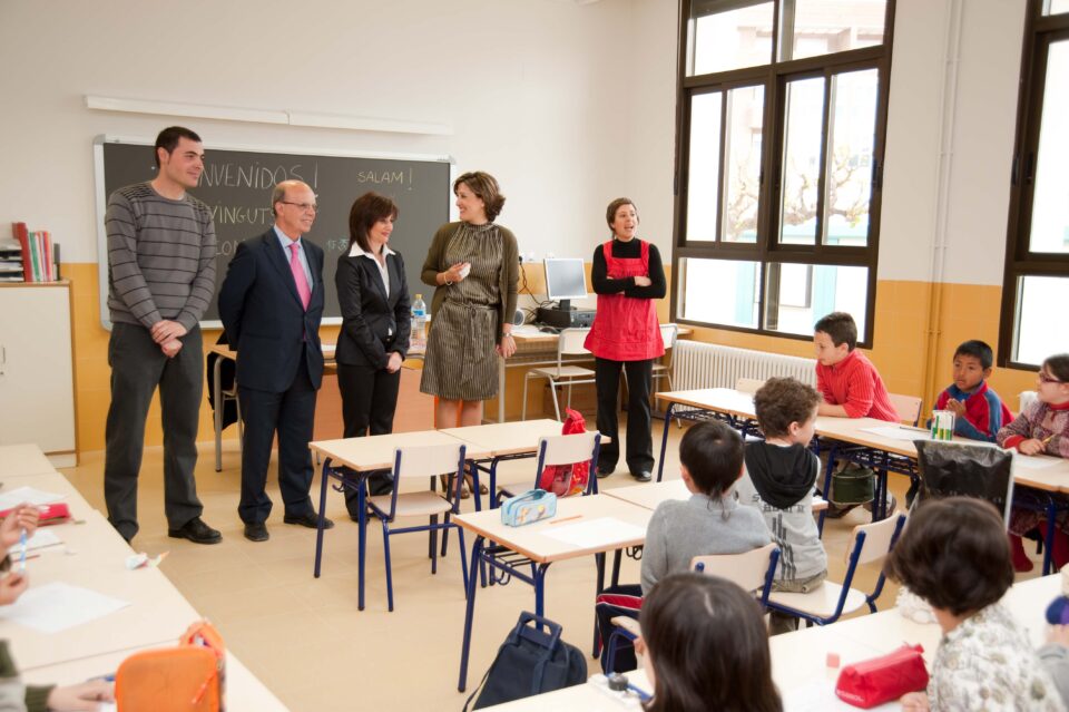 La alcaldesa de Ibi y el Director Territorial de Educación presentan las obras de la 1ª fase del C.P Cervantes