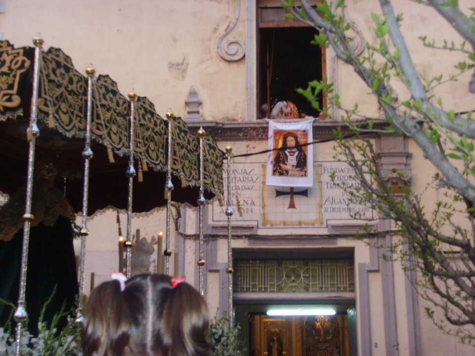 VILLENA DEMUESTRA SU FE EN LA PROCESIÓN DE LAS MANTILLAS DE LA VIRGEN DE LA ESPERANZA