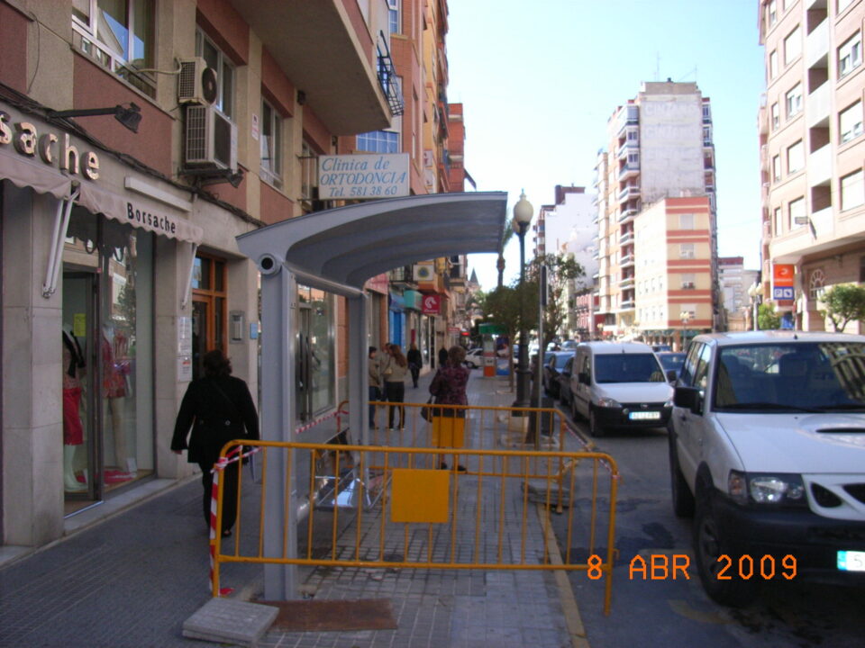 EL AYUNTAMIENTO INSTALA NUEVAS MARQUESINAS DE TRANSPORTE URBANO EN VILLENA