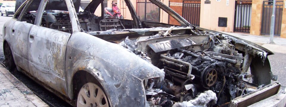 Se vuelven a repetir los incendios de coches. El día 19 los bomberos extinguían sendos incendios en 3 vehículos estacionados en diferentes calles de Villena