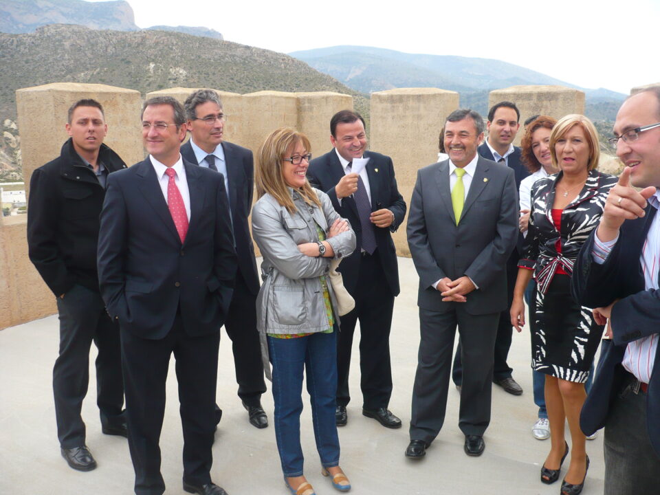 El Castillo de Petrer ofrece una imagen renovada en su inauguración ante cientos de vecinos