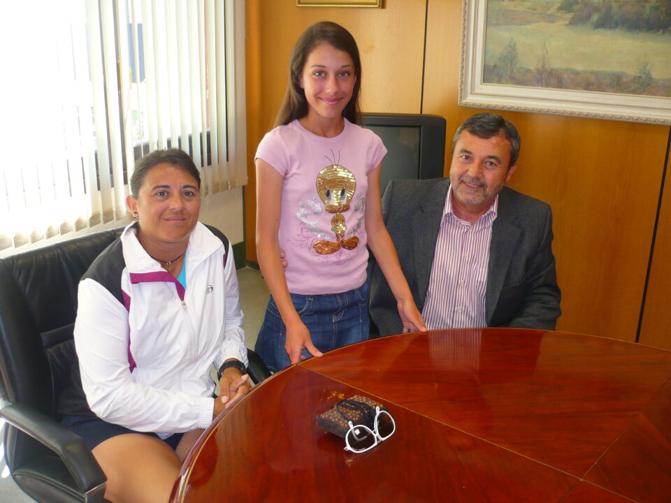 El alcalde recibe a la joven tenista y ganadora del campeonato autonómico alevín Paula Martínez