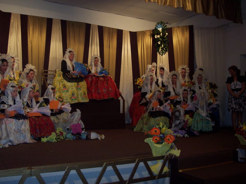 El teatro de la pedanía villenense de La Encina acoge este fin de semana la presentación de las reinas de las Fiestas 2009