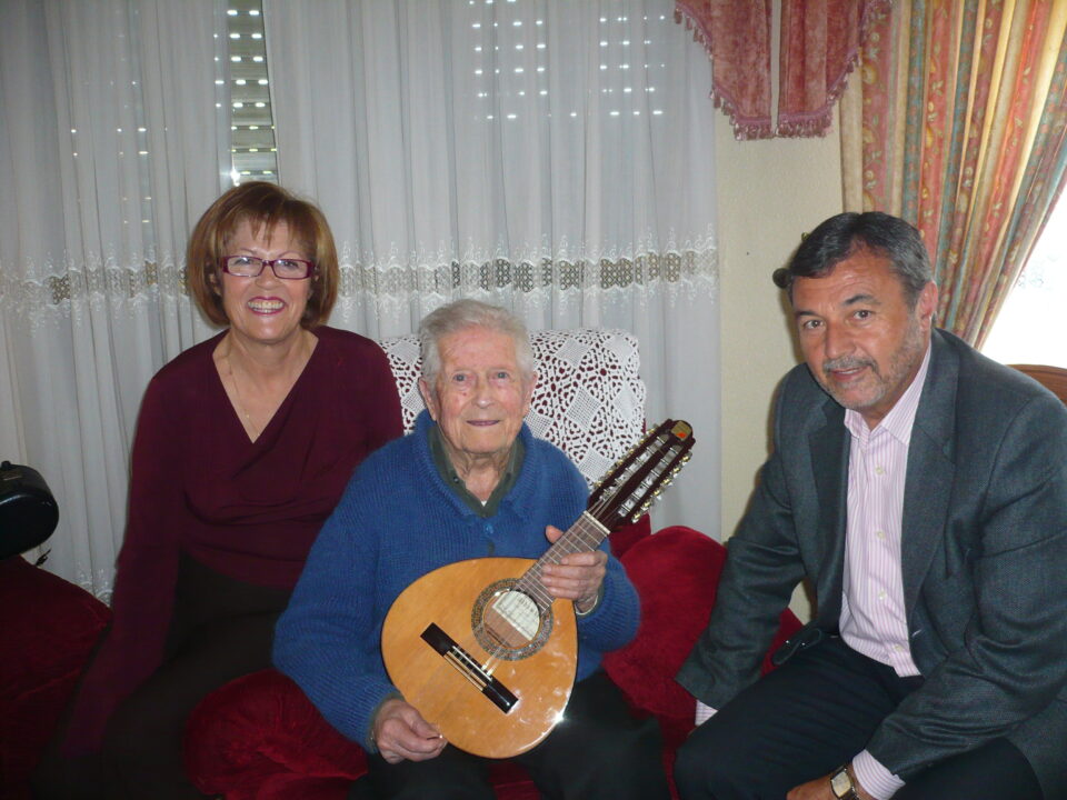 Pascual Díaz visita a un vecino de Petrer de 100 años