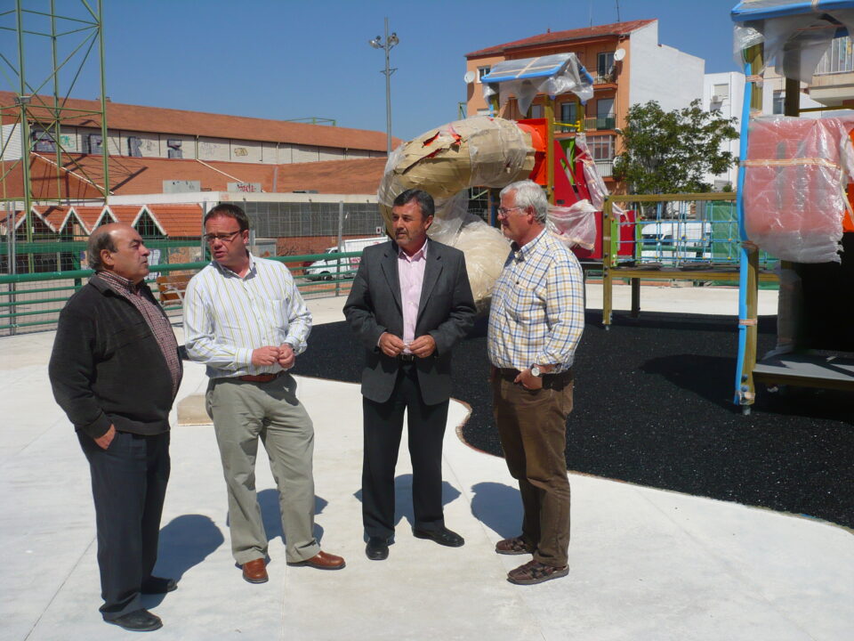 El parque de juegos infantiles de la plaza Juan Carlos I estará listo en 3 semanas