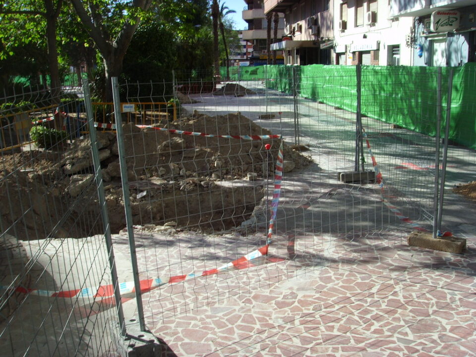 ÚLTIMA HORA: Aparecen restos humanos en las obras de remodelación del Paseo Chapí. Antiguamente existía un cementerio y hospital