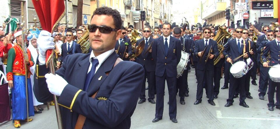 Dos comparsas piden que la entrada comience a las 5 de la tarde. Piden que las dianas vuelvan al recorrido tradicional