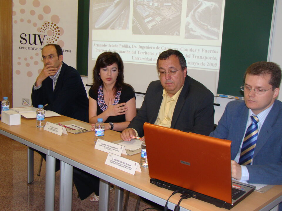LA ALCALDESA CELIA LLEDÓ Y EL PROFESOR ARMANDO ORTUÑO DESTACAN LA IMPORTANCIA DE LA FUTURA ESTACIÓN DEL AVE DE LA CIUDAD DE VILLENA