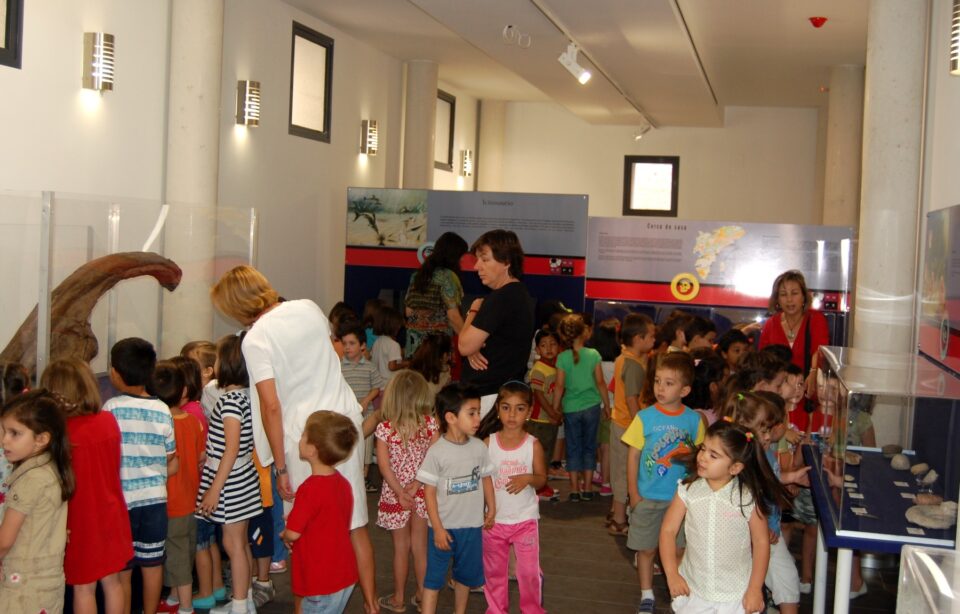 Alumnos de infantil del C.P. Jorge Juan visitan la exposición de fósiles