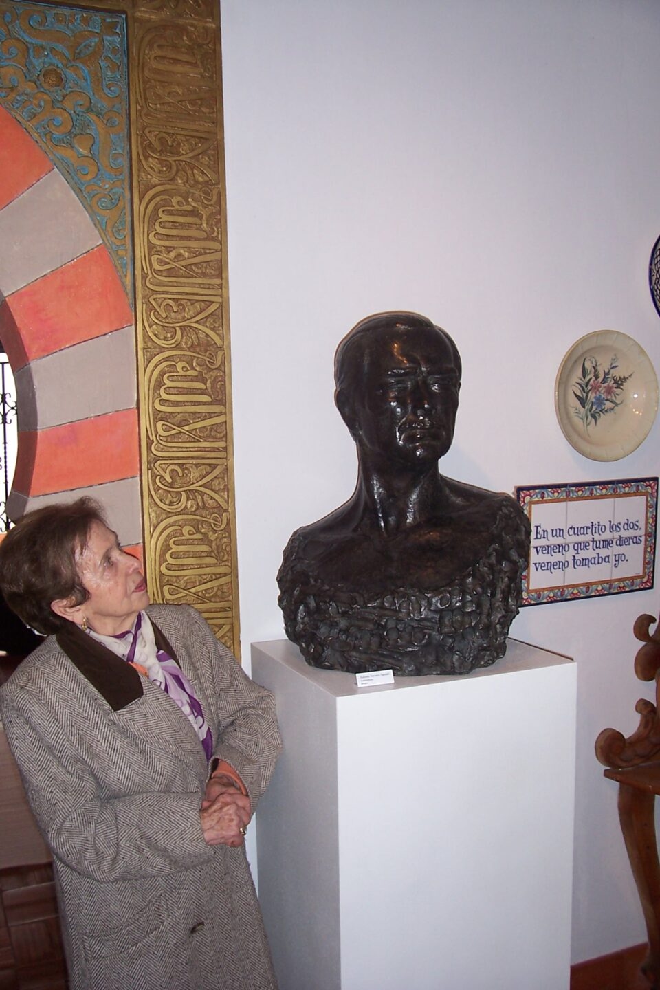 La viuda del escultor villenense Antonio Navarro Santafé dona al MUBAG la obra en bronce Berrea