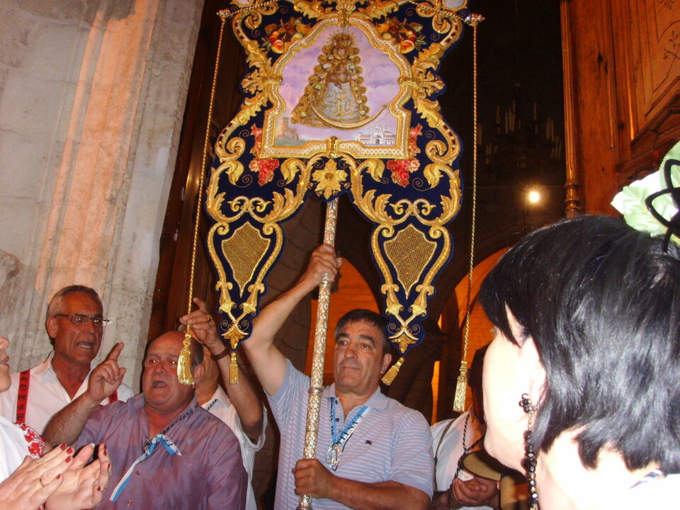 La celebración de la Santa Misa recuerda a los rocieros no presentes en su 25 aniversario