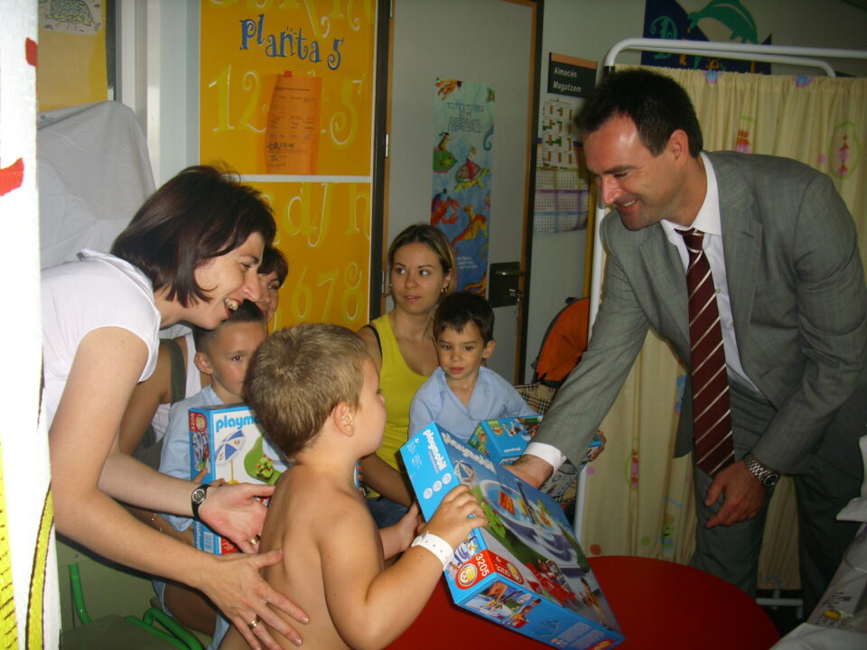 Los niños ingresados en el Hospital General de Alicante reciben juguetes de la Fundación Crecer Jugando