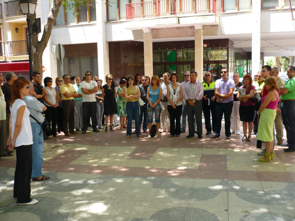 60 vecinos de Petrer condenan el atentado de ETA con 5 minutos de silencio